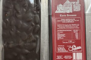 Torta de chocolate negro 70% de cacao con almendras