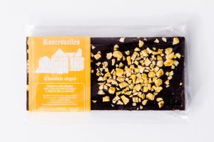 Torta de chocolate negro 70% de cacao con mango y fruta de la pasi贸n
