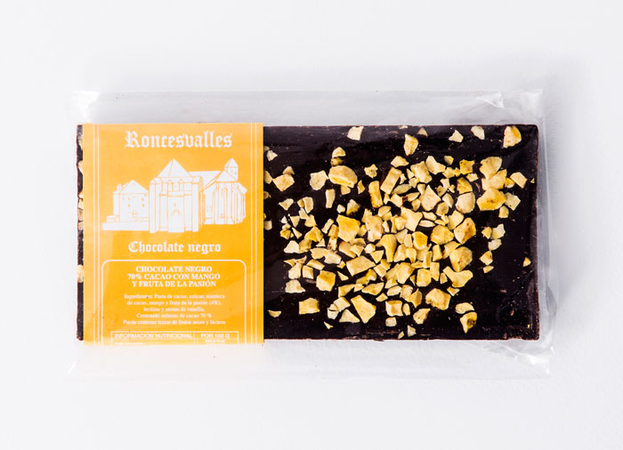 Torta de chocolate negro 70% de cacao con mango y fruta de la pasión